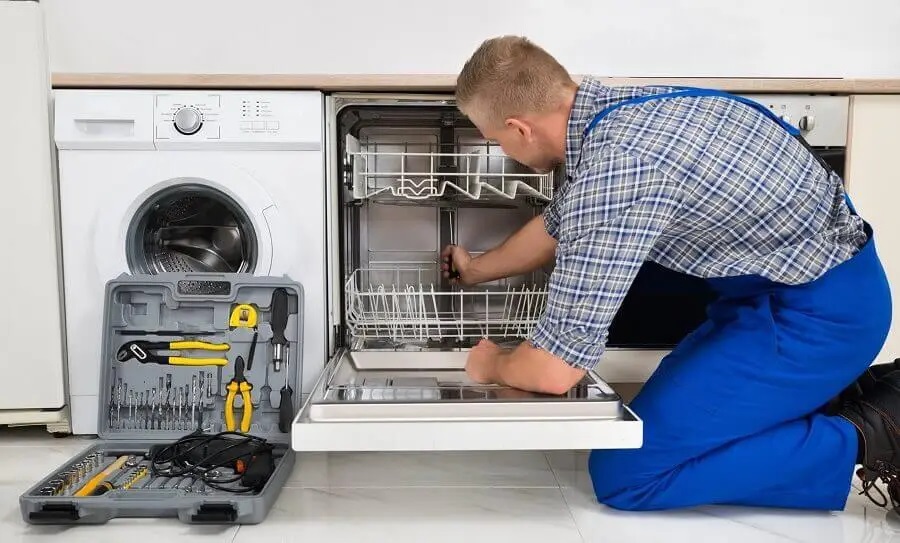 Erenler Finlux servisi teknisyen ekibi beyaz eşya tamiri yaparken